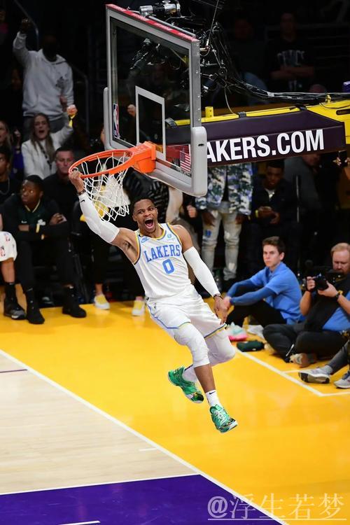 威少快攻抢断暴扣 挂筐被吹技犯仍激情怒吼 威少快攻抢断暴扣 挂筐被吹技犯仍激情怒吼